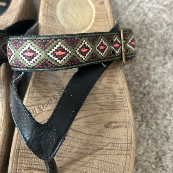 Skechers Tone Ups platform thong sandals. Buckle. Size 7. Embroidered straps. - Picture 2 of 9